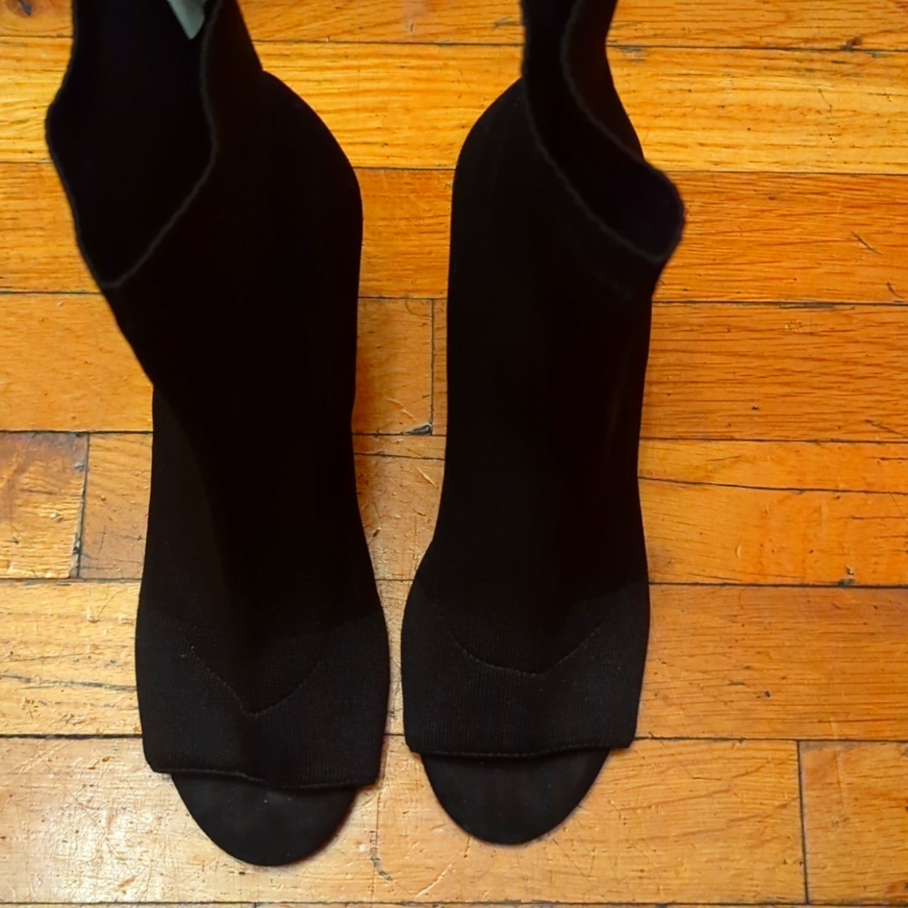 Black shoes open in the front almost new sizes 7 UK 40 EUR 9 USA